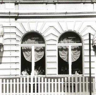 Cottbus, Schillerstraße 50/Ecke Karl-Liebknecht-Straße. Wohnhaus (E. 19. Jh.) mit "Hartmanns Eiscafé", Fenster (Erdgeschoss, Karl-Liebknecht-Straße)
