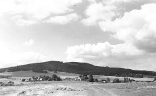 Obercunnersdorf. Ehem. Bergmühle, Blick über die wüste Mühlenstätte zum Kottmar
