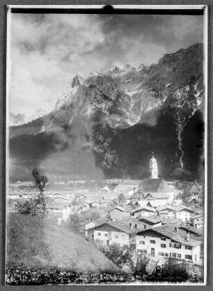 Mittenwald, Stadtansicht : Mittenwald. Blick vom Kalvarienberg auf den Ort mit Pfarrkirche St. Peter und Paul gegen das Karwendelgebirge