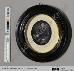 Porträtfotografie von Ernst Eichhoff (Daguerreotypie, ovaler Rahmen aus Holz mit schwarzer Schellack-Lackierung, Messing-Innenring, geprägtes ovales Papierpassepartout)