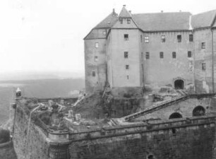 Königstein. Festung. Georgenbastion (1669/1679, W. C. v. Klengel) und Georgenburg (14. Jh., Umbau 1611-1619; P. Buchner, S. Hoffmann). Blick von der Brustwehr