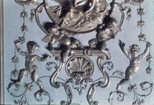 Stuckfelder mit ornamentalem und figuralem Dekor
