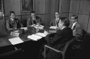Wöchentliche Arbeitsbesprechung zwischen Oberbürgermeister Otto Dullenkopf und den Bürgermeistern