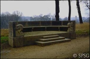 Potsdam, Park Sanssouci, Ruinenberg, halbrunde Sitzbank.