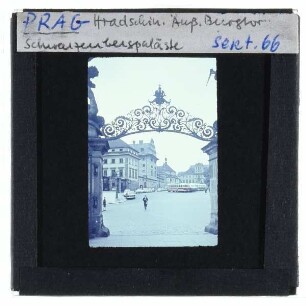 Prag, Hradschin (Burg),Prag, Palais Schwarzenberg : Blick von Westtor zum Hradschin-Platz