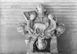 Agnus Dei getragen von zwei Engeln und vier Köpfe