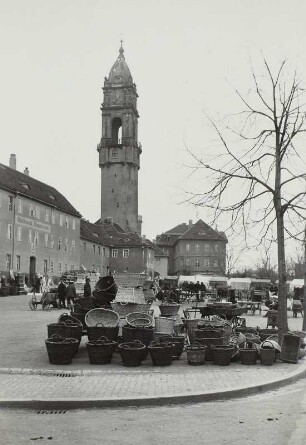 Bautzen. Korbwarenverkauf auf dem Kornmarkt mit Blick zum Reichenturm