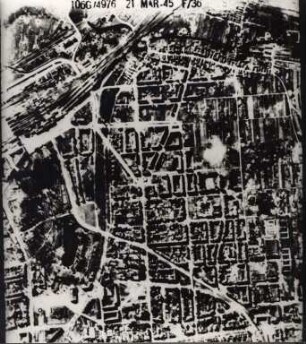 Amerikanische Luftbildaufnahmen von Kriegszerstörungen. Ausrichtung nach Süden. Südweststadt