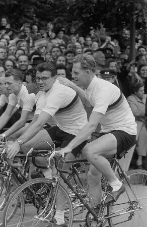 Radsportler auf einer Parade anlässlich des II. Deutschen Turn- und Sportfestes