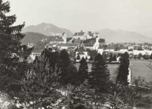 Füssen, Stadtansicht : Füssen (Ostallgäu). Stadtansicht mit Benediktinerkloster Sankt Mang, Hohem Schloß und Franziskanerkirche. Blick nach Osten über die Lechaue gegen Falkenstein und Edelsberg