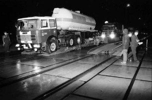 Freiburg: Güterbahnhof; Die rollende Landstraße; Lastwagen kommen von den Waggons