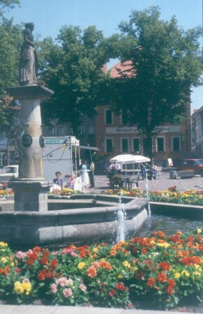 Schleusingen. Marktplatz mit Marktbrunnen