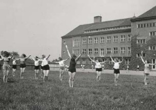 Dresden-Südvorstadt, Teplitzer Straße. Lehrerinnenbildungsanstalt. Schülerinnen bei Gymnastikübungen (Keulenschwingen)