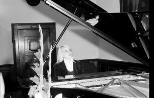 Freiburg: Kaufhaussaal, Konzert und Ausstellung Hortense von Gelmini, Hortense von Gelmini am Flügel