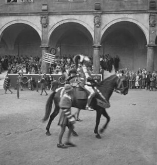 Turnierspiele 1936 : Dresden, Stallhof, Turnierspiele. Aufritt zm Turnier, Ritter im Harnisch