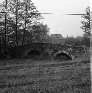 Obergurig. Böhmische Brücke (1724, 1741 Ausbesserung). Zweibogige, gewölbte Fussgängerbrücke (seit 1992). Ansicht nach Südwesten