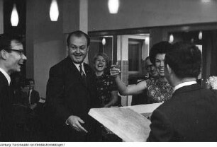 Verleihen einer Auszeichnung, 1968/69