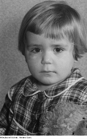 Portrait eines Mädchens mit einem Kuscheltier
