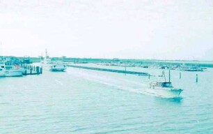 Norddeich: Hafeneinfahrt mit Fährschiff