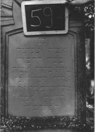 Grabstein 593 (Index: 99895354) Material: Sandstein Zustand: gut, Sockel verwittert Maße HxBxT: 169x50x22 cm Beschreibung: Stele mit Konvexbogenabschluss, Mittelakroter; Sockel Symbolik: geknickte Rose, Girlande mit Bändern: Grabstein 593 (3)