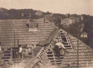 Dachdecker beim Eindecken
