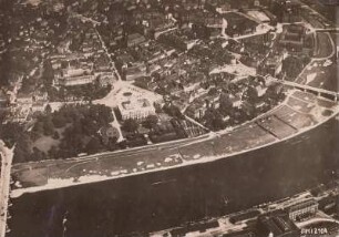 Dresden-Neustadt: Palaisplatz (damals Wilhelmplatz), Japanisches Palais, Neustädter Ufer (Luftbild-Schrägaufnahme von Südwest)