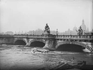 Dresden, Königin-Carola-Brücke : Dresden. Königin-Carola-Brücke. Blick vom Königsufer gegen die Altstadt. Aufnahme bei Hochwasser