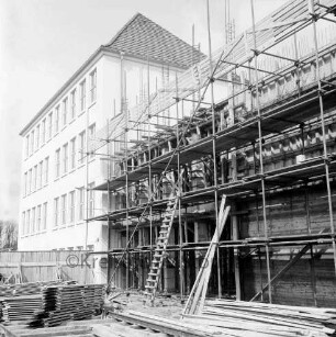Stormarnschule: Gymnasium: Waldstraße: vierter Erweiterungsbau: Rohbau mit Gerüst: links Erweiterungsflügel ab 1951