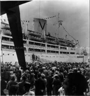 Reisende im Hamburger Hafen beim Einschiffen auf dem Kreuzfahrtschiff "Castel Felice"