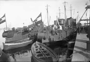 Stralsund. Hafen. Blick vom Kai auf zwei Minenräum- oder Minenlegeboote und zwei Ruderboote