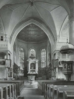 Dippoldiswalde. Evangelische Marien- und Laurentiuskirche, Inneres, Blick nach Osten zum Chor mit Kränzen