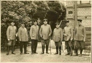 Albert Schinzinger, Major, mit seiner Landwehrbatterie (sechs weiteren Offizieren) in Cannstatt, vor Haus im Garten stehend