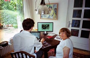 Atelier der Künstlerin Heilwig Duwe-Ploog: Bildbearbeitung mit Grafiker Michel Magens für Katalog "Harald Duwe. Graue Wand und andere Realitäten" am 5. Juli 2010