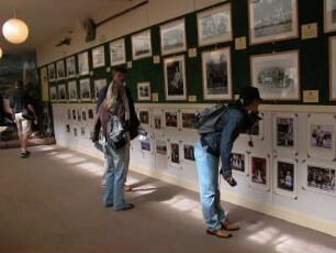 Im für Touristen zugänglichen Teil von Balmoral Castle, der schottischen Sommerresidenz der englischen Königin, sind Fotos der Königsfamilie ausgestellt