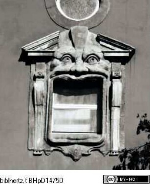 Gartenfassade mit Mascherone (Höllenmaul)Maskenfenster - Eingang zur Bibliothek der Bibliotheca Hertziana