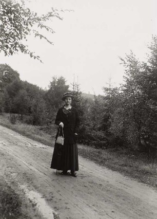 Blume, Lene : Lene Blume auf dem Weg von der Drachenschlucht zur Wartburg in Eisenach, August 1917