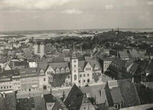 Blick vom Turm der Kirche St. Petri über den Obermarkt auf das Rathaus und die Unterstadt
