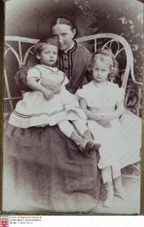 Becker, Mathilde (Thilde) geb. Emmerling (1835-1916) / Porträt mit Sohn August Becker (1866-1951) und Tochter Viktoria Becker verh. Schleiermacher (1865-1945), stehend