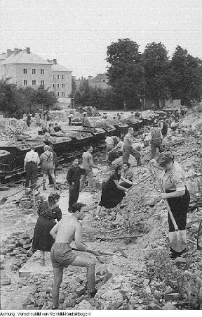 Dresden, u.a. Biergarten an der Augustusbrücke - Elbufer - Dr.-Rudolf-Friedrichs-Brücke (Carolabrücke), Vorbereitungen zum Neubau - Trümmerbahn - Neustädter Markt - Semperoper, April 1952