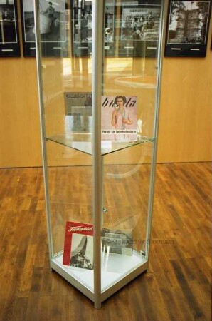Ausstellungseröffnung "60 deutsche Jahre, 60 deutsche Bilder": Standvitrine