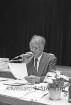 Stadtverordnetenversammlung: Bürgermeisterwahl: Bürgervorsteher Detlev Andresen mit Mikrofon beim Verlesen des Ergebnisses: vorn Tisch mit Papieren und Blumentopf