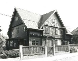Dresden-Naußlitz, Alfred-Thiele-Straße 31/33. Doppelwohnhaus (um 1925) einer Holzhaussiedlung (Baugenossenschaft)