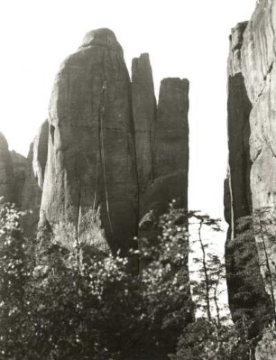 Sächsische Schweiz. Schrammsteine, Dreifingerturm. Seilschaft G. Junghans u. G. Walpert in den Ostrissen (am Rostweg). (VIIIb)