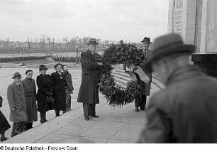 Aufnahmen einer Kranzniederlegung am sowjetischen Ehrendenkmal in Berlin-Tiergarten