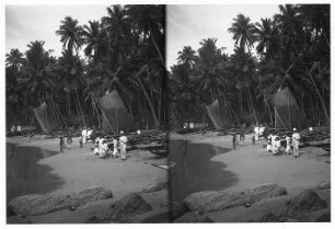 Mount Lavinia/ Sri Lanka: Am Strand. Einheimische und Touristen am von Palmen gesäumten Strand mit Segelbooten