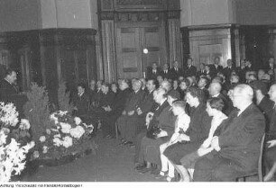 Gerhard Dietze, Ingenieur und Nationalpreisträger der DDR, Beerdigung von Magnus Dedek, Erna Berger, Weltmeister Eberhard Luther, Walter Otto, Emaillegussformer, Juni-August 1955