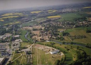 Zwickau-Pölbitz/-Crossen, Industriegebiet Zwickau-Pölbitz an der Leipziger Straße, Zwickauer Mulde (mit Halde im HW-Bereich) und Zwickau-Crossen (mit Zellstoffwerk und Wismut-Abrißgebiet) gegen Zwickau-Oberrothenbach und Zwickau-Mosel, von Südsüdost