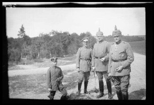 "Marcy-Lager" (?) bei Saint-Quentin (Dep. Aisne, Frankreich): 4 "Offiziere" mit Schirmmütze und Pickelhaube (Nahaufnahme)