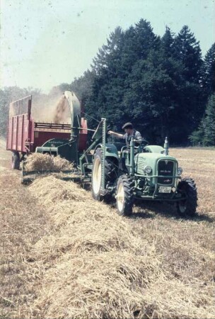 Fotografie: Strohbergung, Feldhäcksler gezogen, Allradtraktor