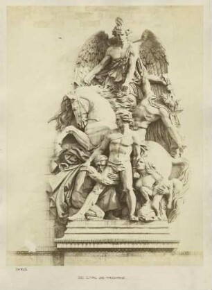 Bild von Plastik am Arc de Triomphe, rechts, Paris: vier antike Gestalten, eine beritten, darüber Frauengestalt mit Flügeln und Schwert